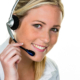 Frau mit Headset lächelt freundlich.